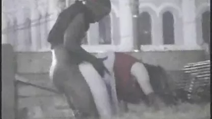 עם סרטי סקס חינם לצפייה חצאית וגרביונים.