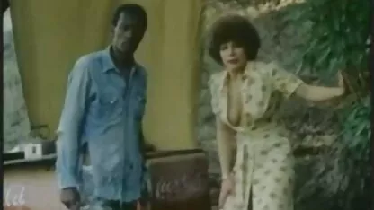 איש סקסלצפיה ישירה זקן עם שיער אפור שמזיין בחור צעיר