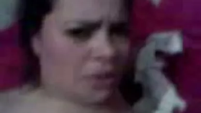 זונה עם קעקועים מאוננת מול המצלמה. סרטים לצפייה ישירה סק