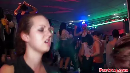 מוצצים בחורות קטנות סרטי סקס לצפיה מידית ומזדיינים ליד הבריכה.