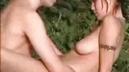 בחור צפיה ישירה סרטי סקס רוסי קשוח שצווח בחורות ערומות ליד הבריכה