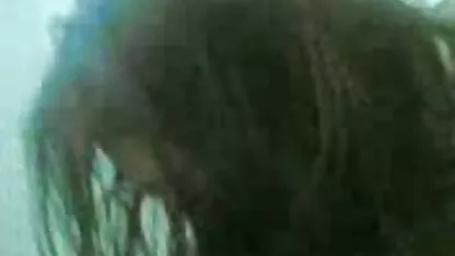 עין מים דומיננטית גורמת לאדם למצוץ סרטי סקס לצפייה חינם סטרפון.