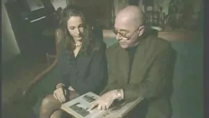 הסוטה קושר נערה וצוחק סרטי פורנו לצפייה ישירה בחינם עליו.