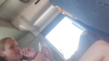 שומן עוף נופל לפי הטבעת. סקסלצפיה ישירה