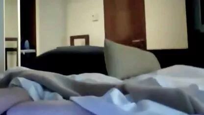 הגברת לועגת לעבד סרטים לצפייה ישירה פורנו ומשתינה על פיה.