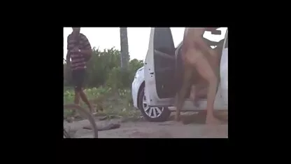 הבעל ממשש סרטי סקס צפיה ישירה חינם זין ומדבר בטלפון.