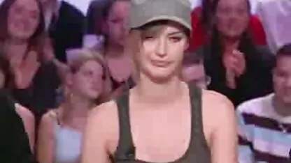 Pikaper צפיה ישירה בסרטי סקס לשכנע את הילדה לחזור הביתה ולזיין את הנרתיק שלה