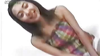 ביום כזה, הדוגמנית נותנת סרטי סקס מלאים לצפיה ישירה לגבר סקס נחמד.