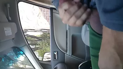 הגבר נתן לבחורה צעצוע מין צפיה ישירה בסרטי סקס וזיין אותה עם פין.