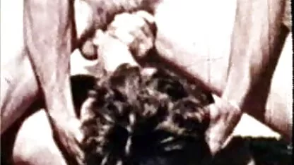 בלונדינית רזה פורשת את רגליה סקס חינם לצפייה ישירה ויושבת על גבי חבר