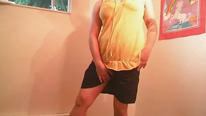 חברה סקסית עם חצאית קצרה לשחק ברחובות. סרטים ארוטיים לצפייה ישירה בחינם