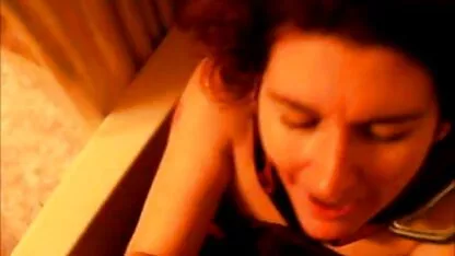 אמא מלמדת את בתה סקסלצפייה דברים לסביים.