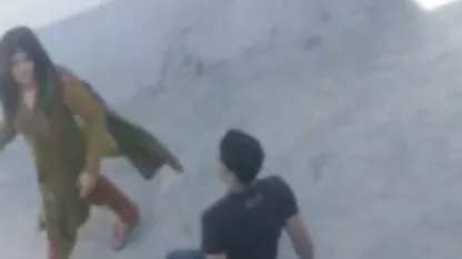 ספורטאים עם האומץ להכניס תרנגולת אתרי פורנו לצפייה ישירה לתוך החור בתלמידים.