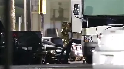 ברונטית שזופה, סקסלצפייה מזדיינת, בשתי מזוודות, הרחק מהבית.