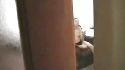 סטודנטים מזדיינים על סקסלצפייה השולחן בזמן שאמא לא בבית.