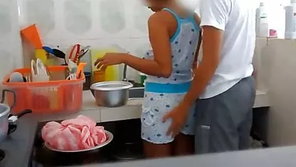 אישה סרטי סקס חינם לצפייה צעירה בגרבונים מאוננת עם אצבעות.