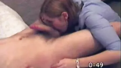 האישה מתקשרת לחבר סרטי פורנו לצפייה ישירה בחינם שלה בשביל סקס בשלישייה.