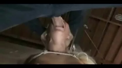 נערה צעירה עם צמות זיינו לה בפה וגמירה על סקסלצפיה ישירה הפנים