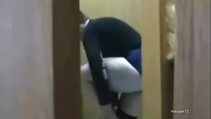 אמא עסיסית מזדיינת עם בחור שאוב. סרטי סקס מלאים לצפיה ישירה