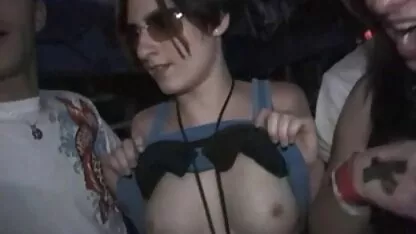 הוא משך את התחתונים שלה סקס חינם לצפייה ישירה על ידי חברתו ולזיין