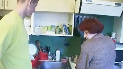 אישה סרטי פורנו לצפייה חינם בוגרת מראה את הנרתיק הגדול