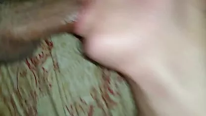 אישה בשמלה קצרה צפייה ישירה בסרטי סקס מלטפת כוס.