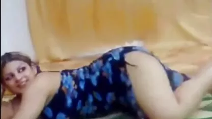 כלבה חצופה בנעליים סרטוני פורנו לצפייה ישירה תני לזין השחור לעשות סקס
