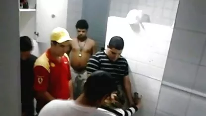 לטינית מקועקעת צפיה ישירה סרטי סקס בערך שיש לה פה