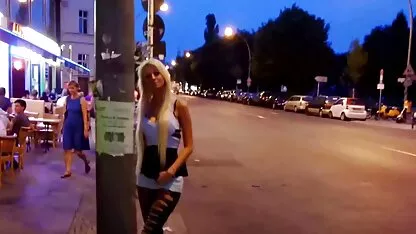 שלישייה רוסית יפה עם בלונדינית צעירה סרטים לצפייה ישירה כחולים חינם