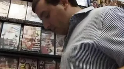 הבנות סרטי סקס לצפיה חינם רעדו עם אביה על המיטה הרחבה