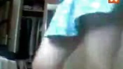 ברונטית מכניסה דילדו צפיה ישירה בסרטי סקס חינם שקוף למפשעה.