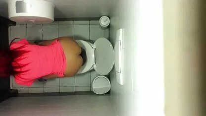 הבחורה מוצצת לאדם סקסלצפייה הראשון במכונית.